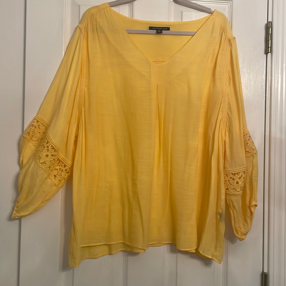 Zac and Rachel woman 3X crêpe top with lace detail and 3/4 sleeve